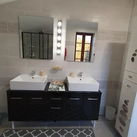 Grande Maison Avec Jardin, Animaux,au Calme Yviers